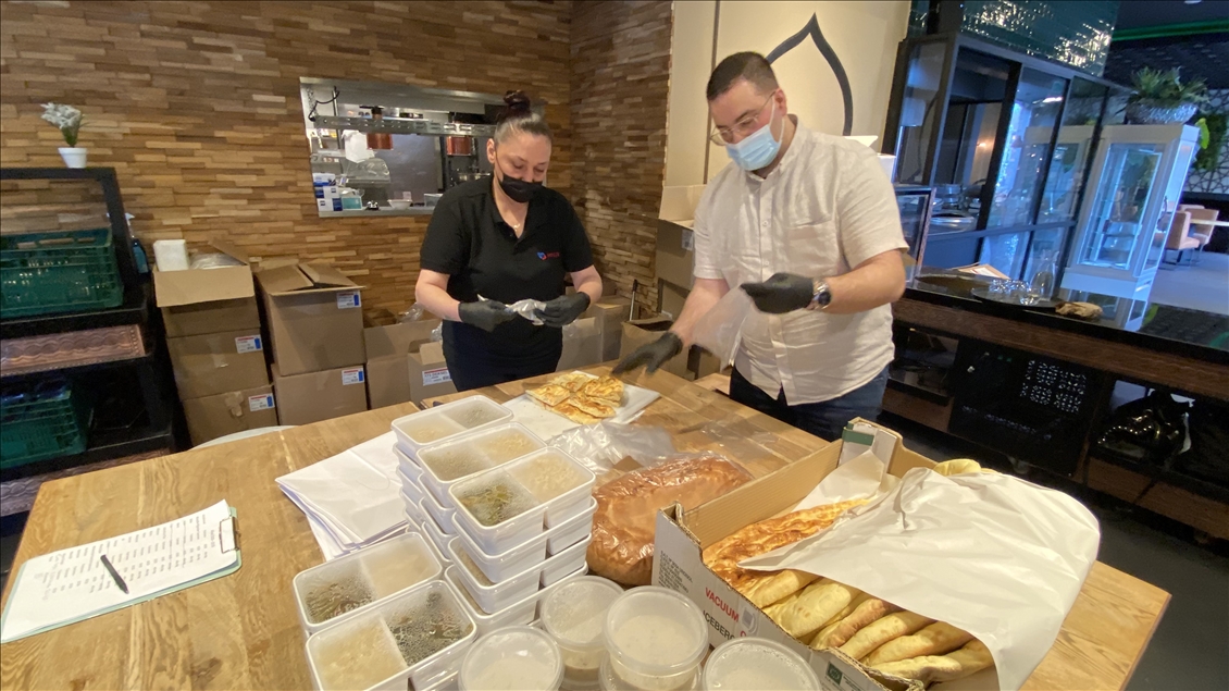 Turks in Netherlands distribute food during Ramadan
