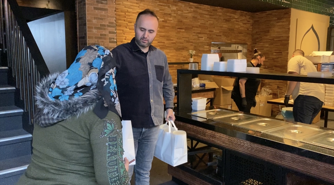Turks in Netherlands distribute food during Ramadan