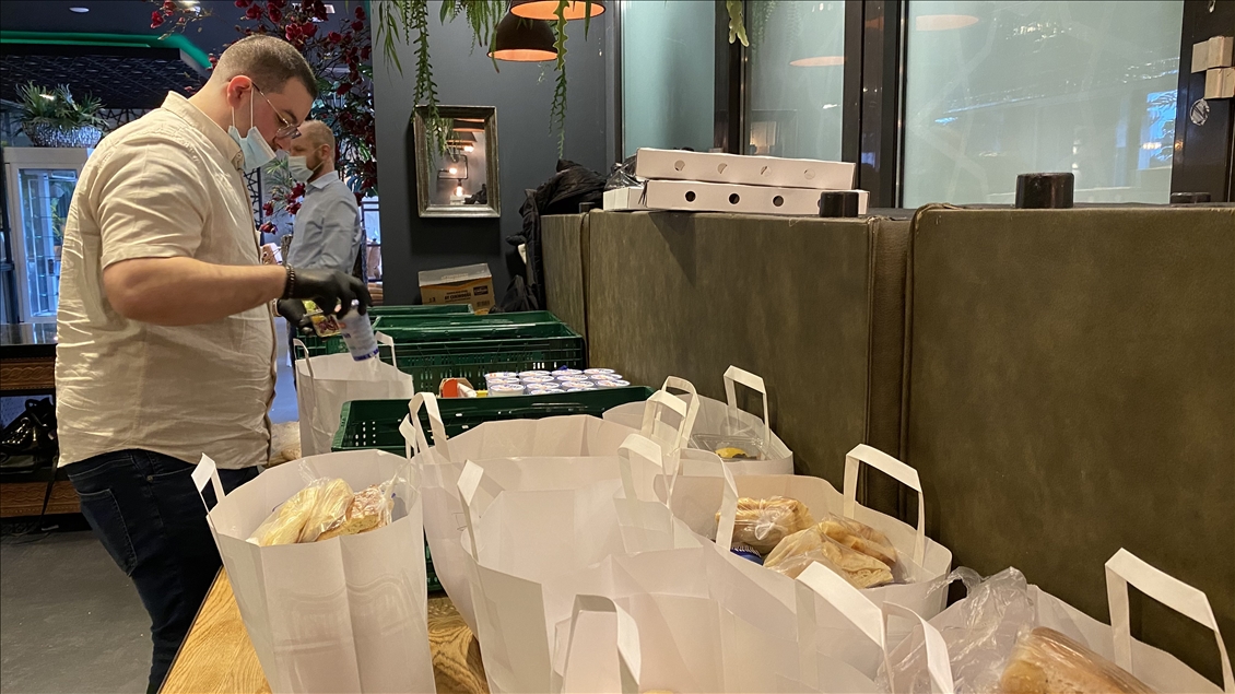 Turks in Netherlands distribute food during Ramadan