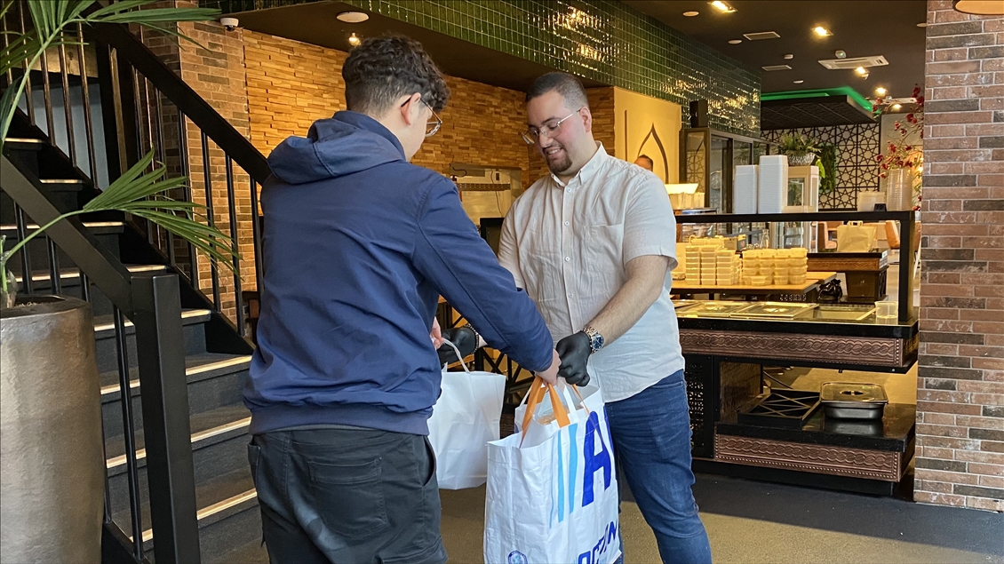 Turks in Netherlands distribute food during Ramadan