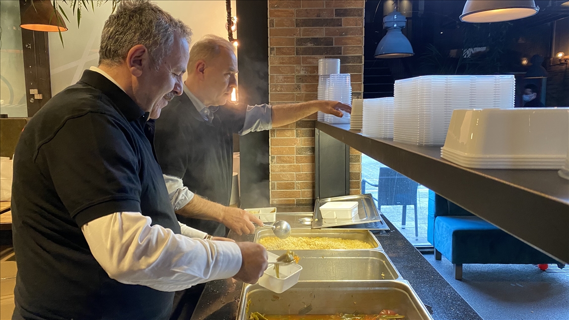 Turks in Netherlands distribute food during Ramadan