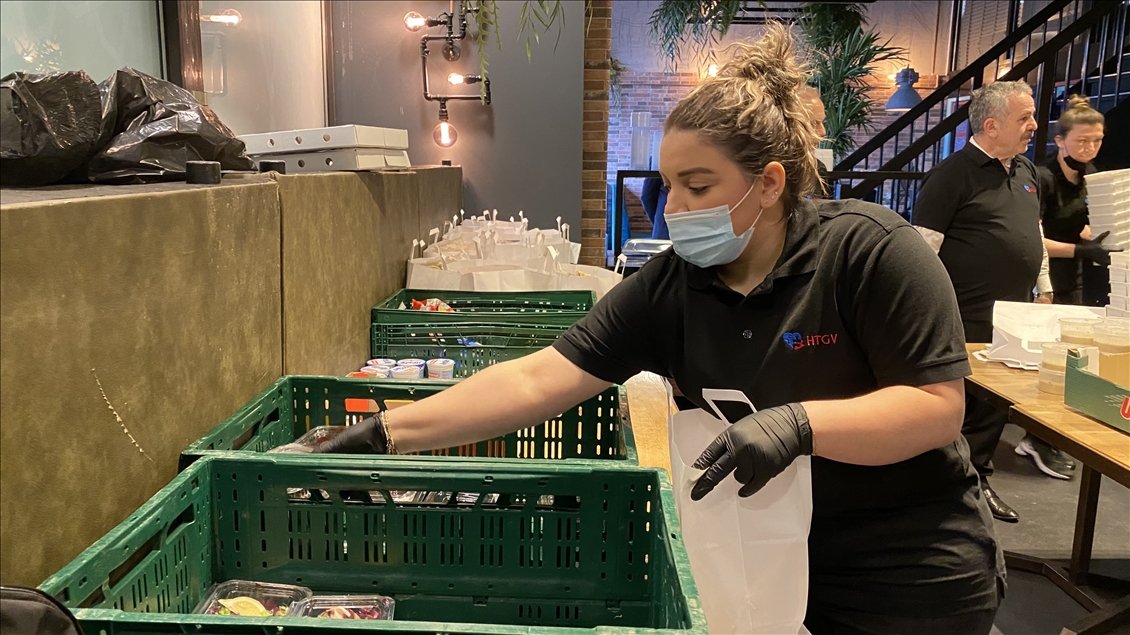 Turks in Netherlands distribute food during Ramadan