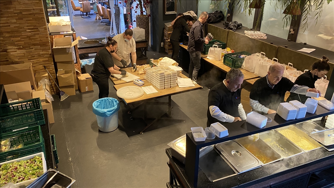Turks in Netherlands distribute food during Ramadan