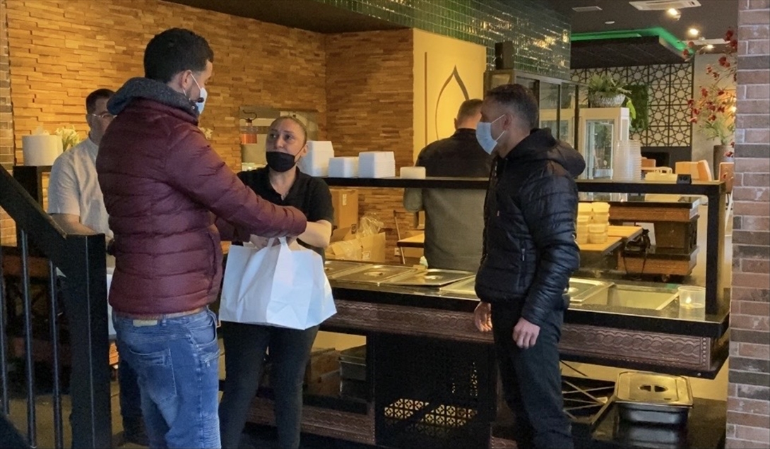 Turks in Netherlands distribute food during Ramadan