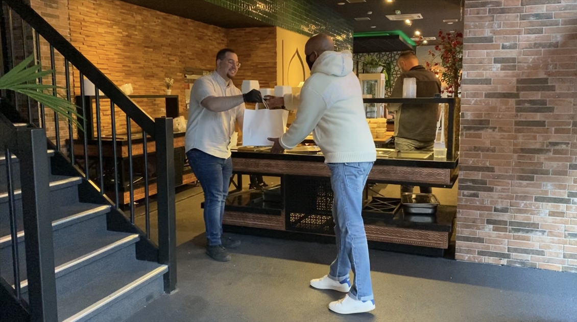 Turks in Netherlands distribute food during Ramadan