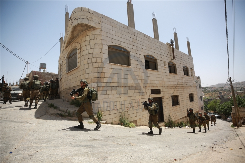 الجيش الإسرائيلي يحاصر بلدة فلسطينية شمالي الضفة