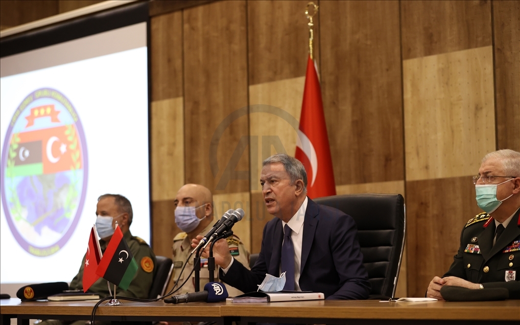 Milli Savunma Bakanı Akar, Libya'daki Mehmetçik ile bir araya geldi
