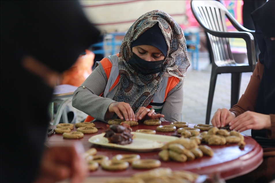 مبادرة لتوزيعه مجاناً.. "كعك العيد" يُبهج عائلاتٍ فقيرة بغزة