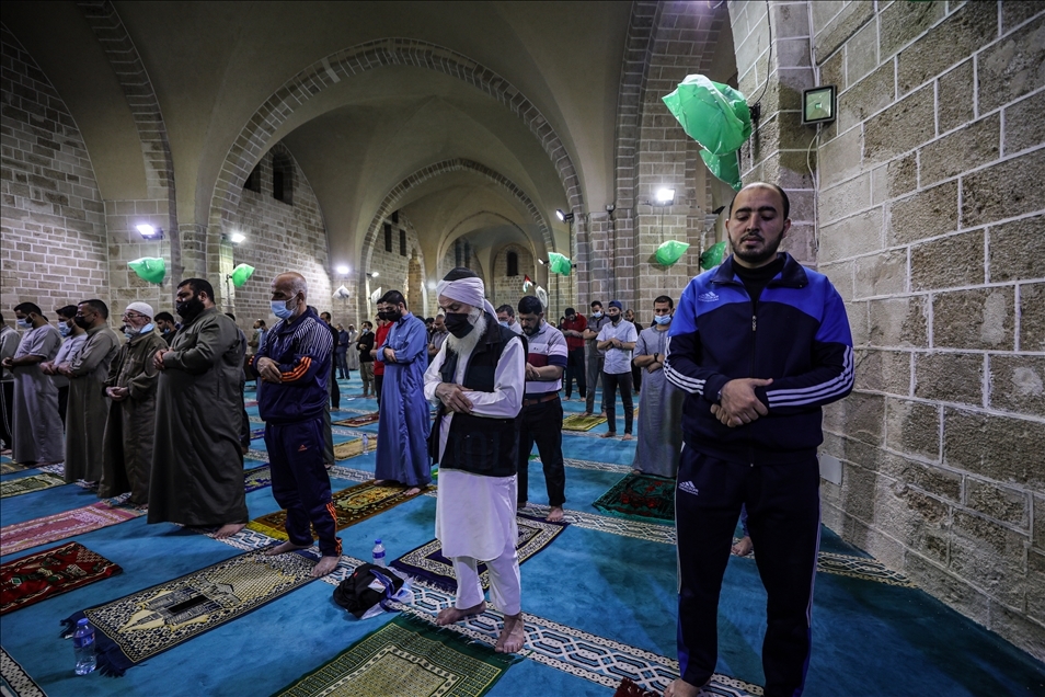 Gazze'deki camilerde bu yılın ilk teravih namazı kılındı
