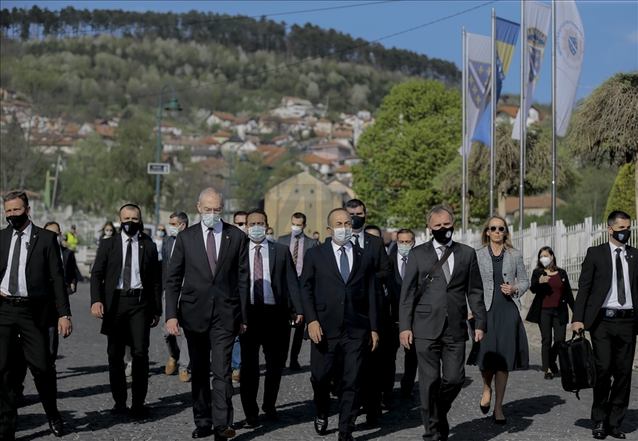 Posjeta BiH: Šef turske diplomacije Cavusoglu posjetio Šehidsko mezarje Kovači