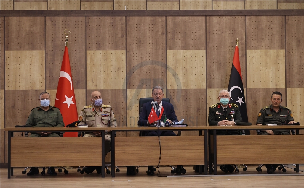 Milli Savunma Bakanı Akar, Libya'daki Mehmetçik ile bir araya geldi