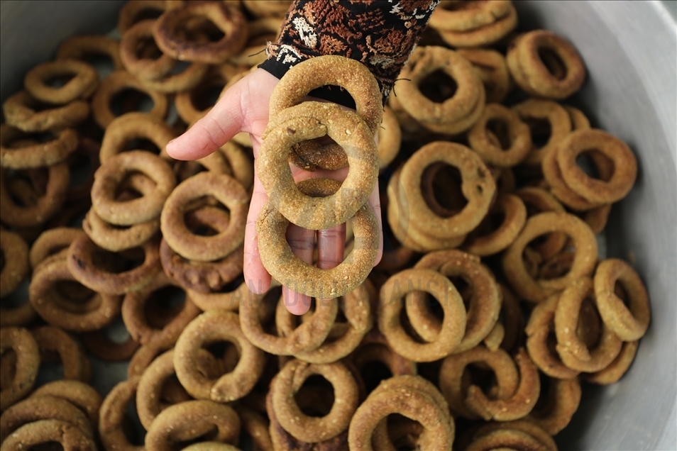 مبادرة لتوزيعه مجاناً.. "كعك العيد" يُبهج عائلاتٍ فقيرة بغزة