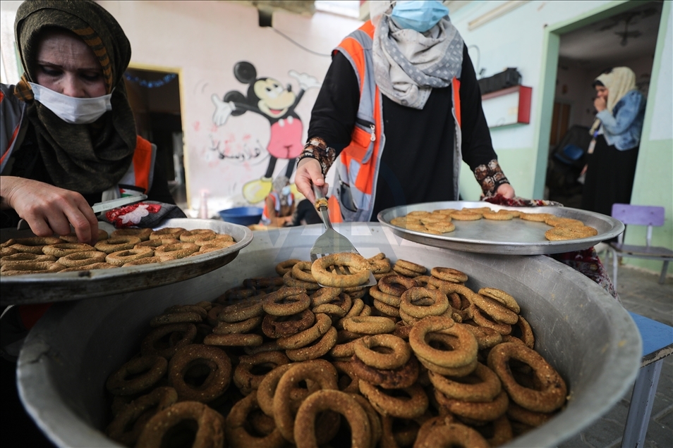 مبادرة لتوزيعه مجاناً.. "كعك العيد" يُبهج عائلاتٍ فقيرة بغزة