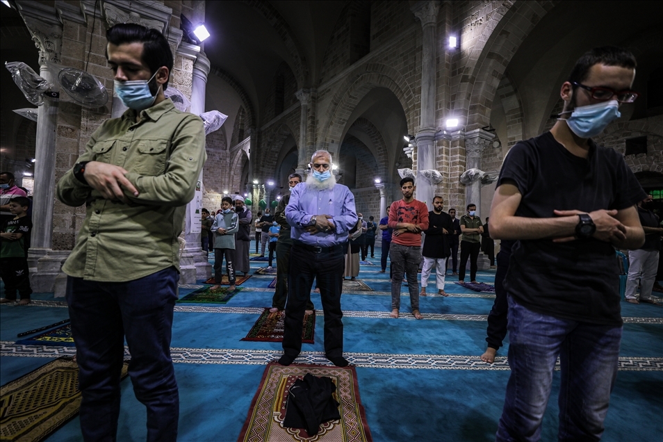 Gazze'deki camilerde bu yılın ilk teravih namazı kılındı