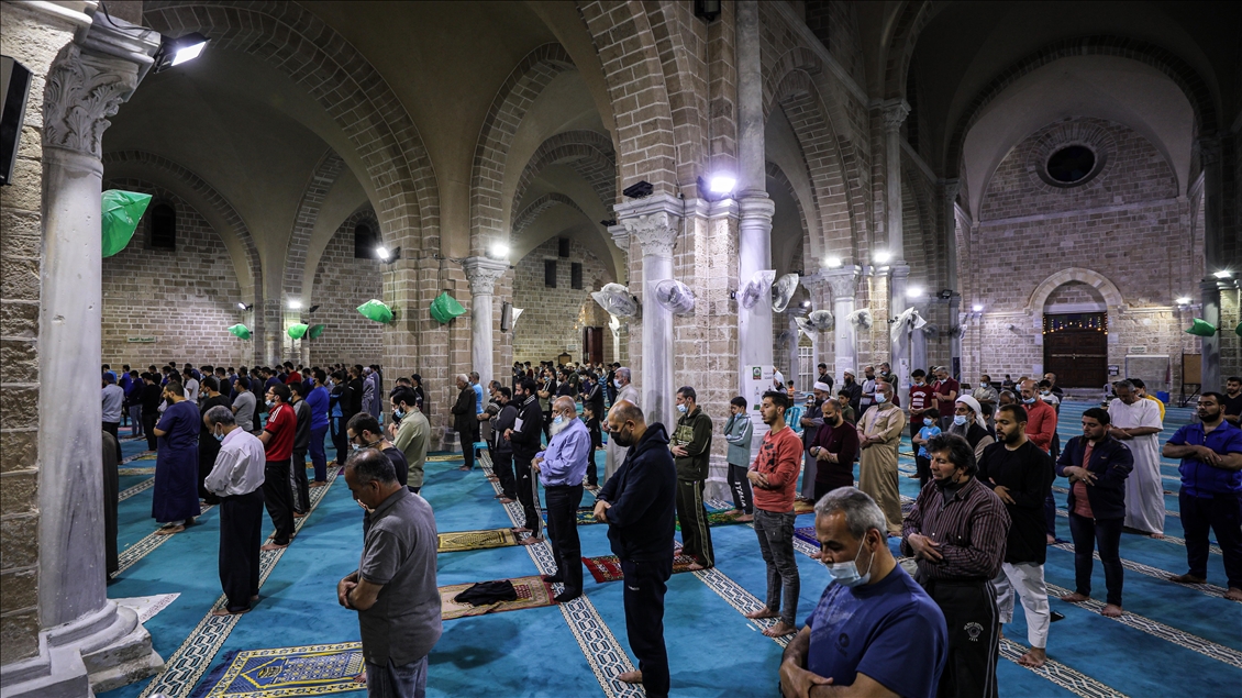 Gazze'deki camilerde bu yılın ilk teravih namazı kılındı
