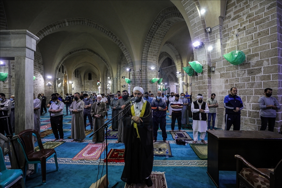Gazze'deki camilerde bu yılın ilk teravih namazı kılındı