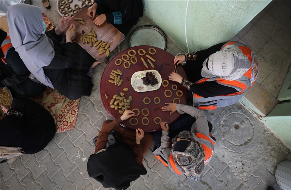 مبادرة لتوزيعه مجاناً.. "كعك العيد" يُبهج عائلاتٍ فقيرة بغزة