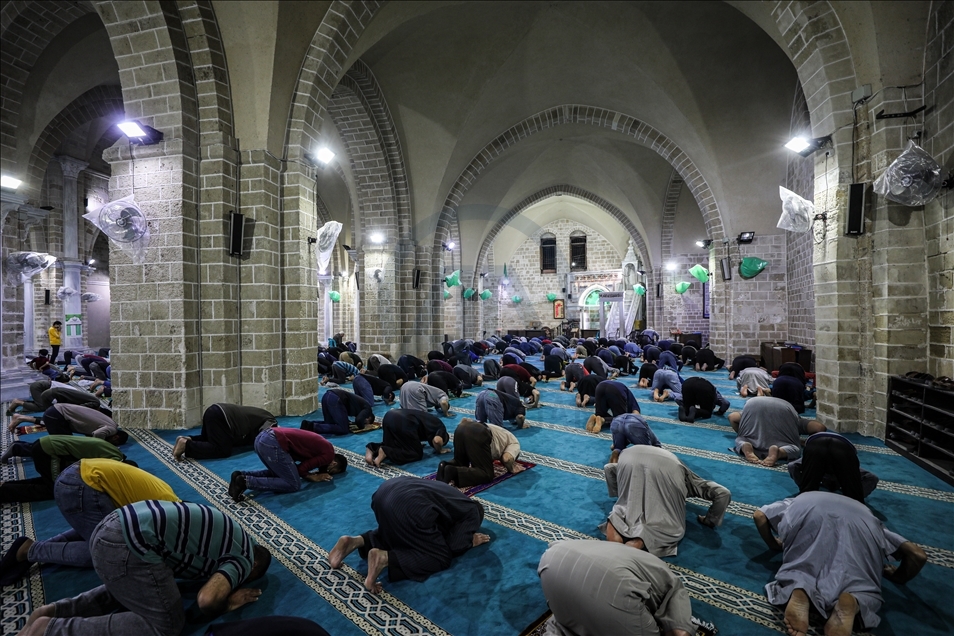 Gazze'deki camilerde bu yılın ilk teravih namazı kılındı