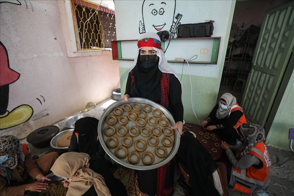 مبادرة لتوزيعه مجاناً.. "كعك العيد" يُبهج عائلاتٍ فقيرة بغزة