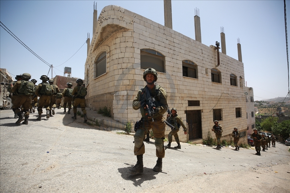الجيش الإسرائيلي يحاصر بلدة فلسطينية شمالي الضفة