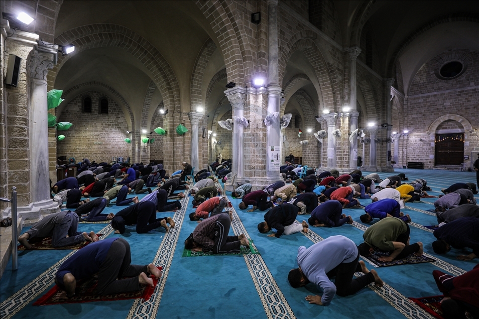 Gazze'deki camilerde bu yılın ilk teravih namazı kılındı