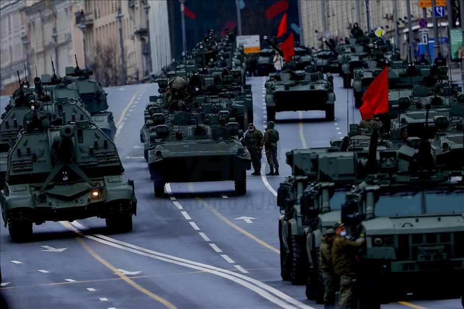 Moskova'da askeri geçit töreninin gece provası