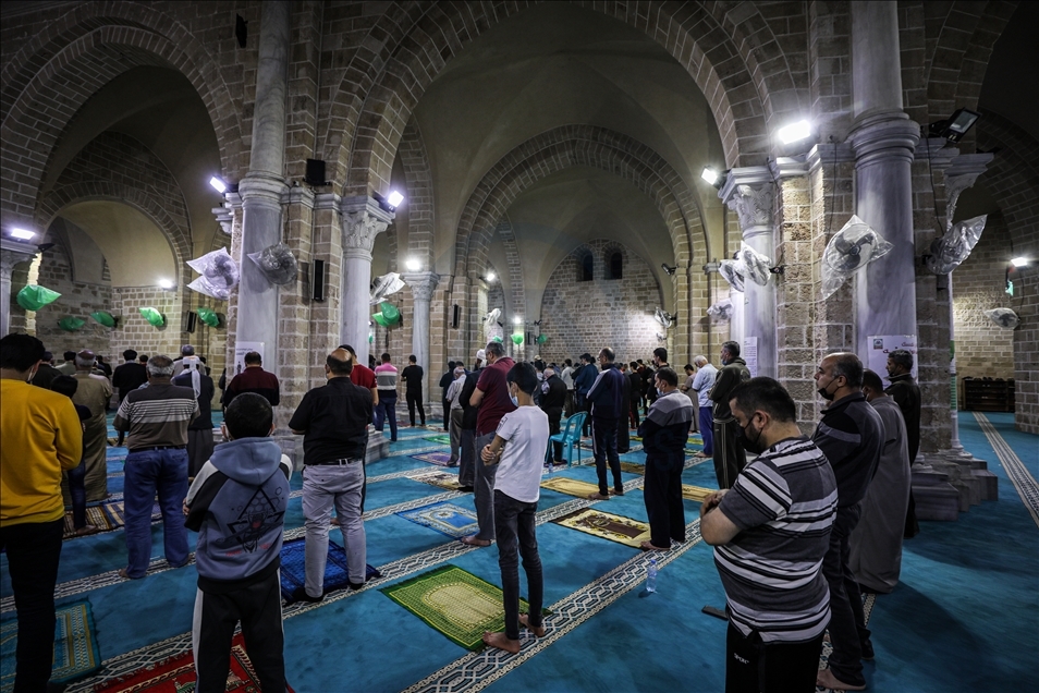 Gazze'deki camilerde bu yılın ilk teravih namazı kılındı
