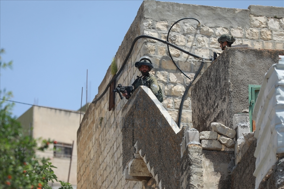 الجيش الإسرائيلي يحاصر بلدة فلسطينية شمالي الضفة