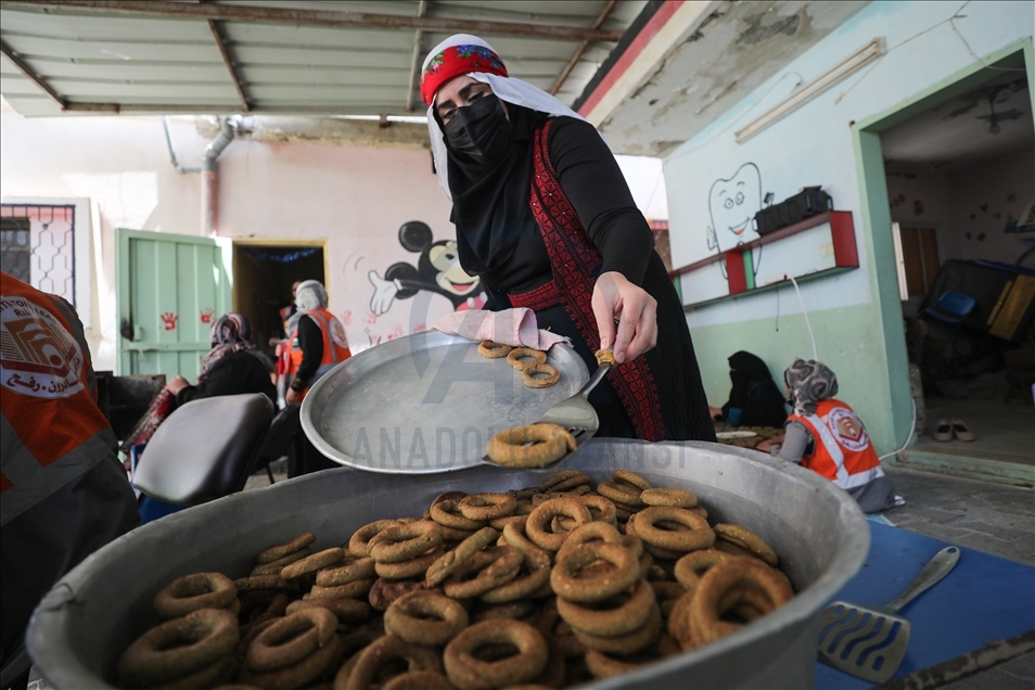 مبادرة لتوزيعه مجاناً.. "كعك العيد" يُبهج عائلاتٍ فقيرة بغزة