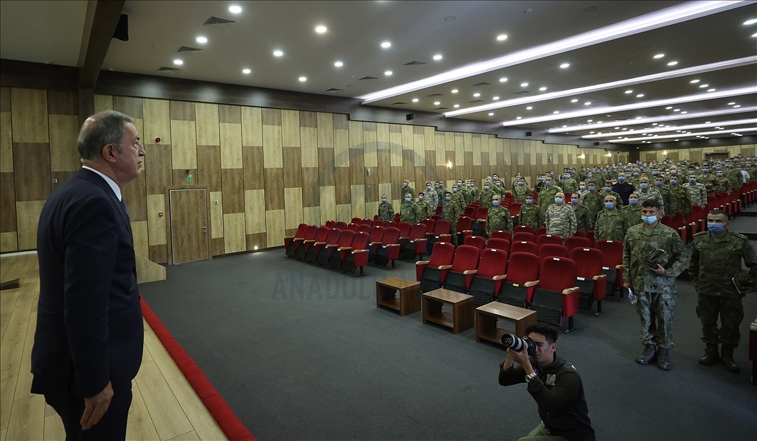 وزیر دفاع ترکیه با سربازان ترک در لیبی دیدار کرد