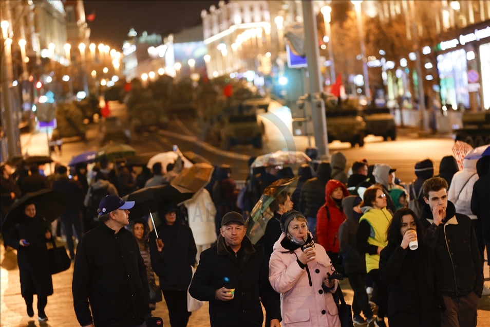 Moskova'da askeri geçit töreninin gece provası