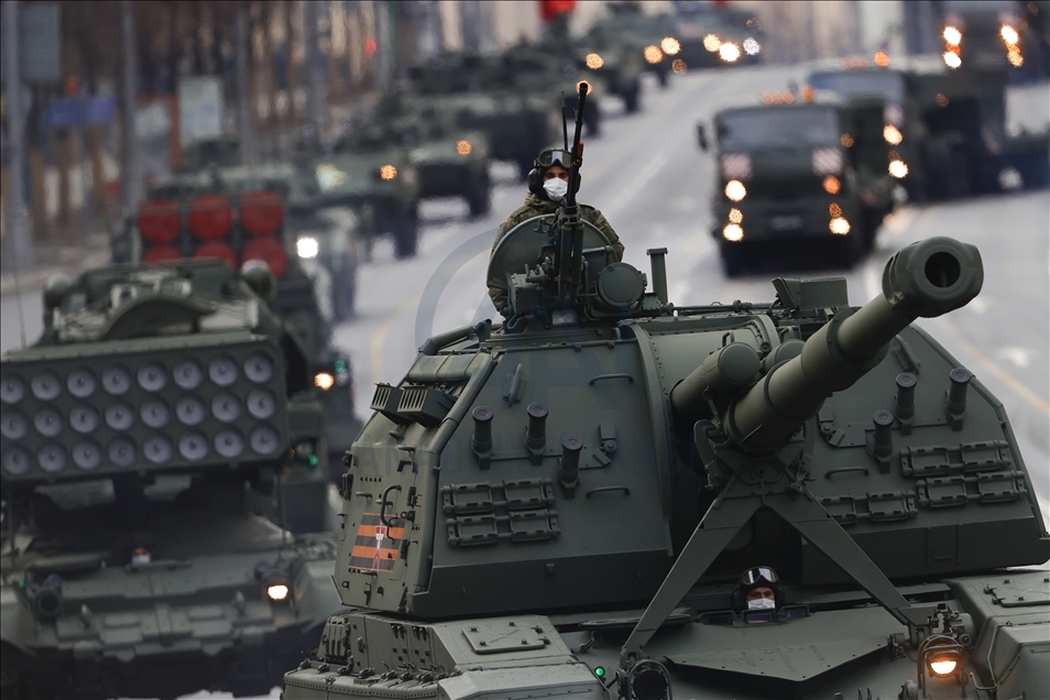 Moskova'da askeri geçit töreninin gece provası