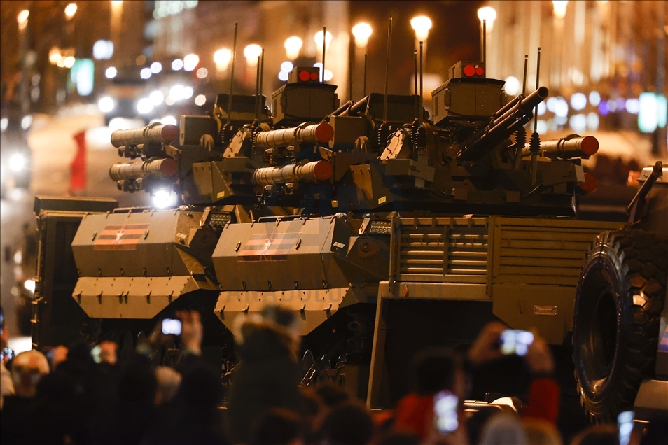 Moskova'da askeri geçit töreninin gece provası