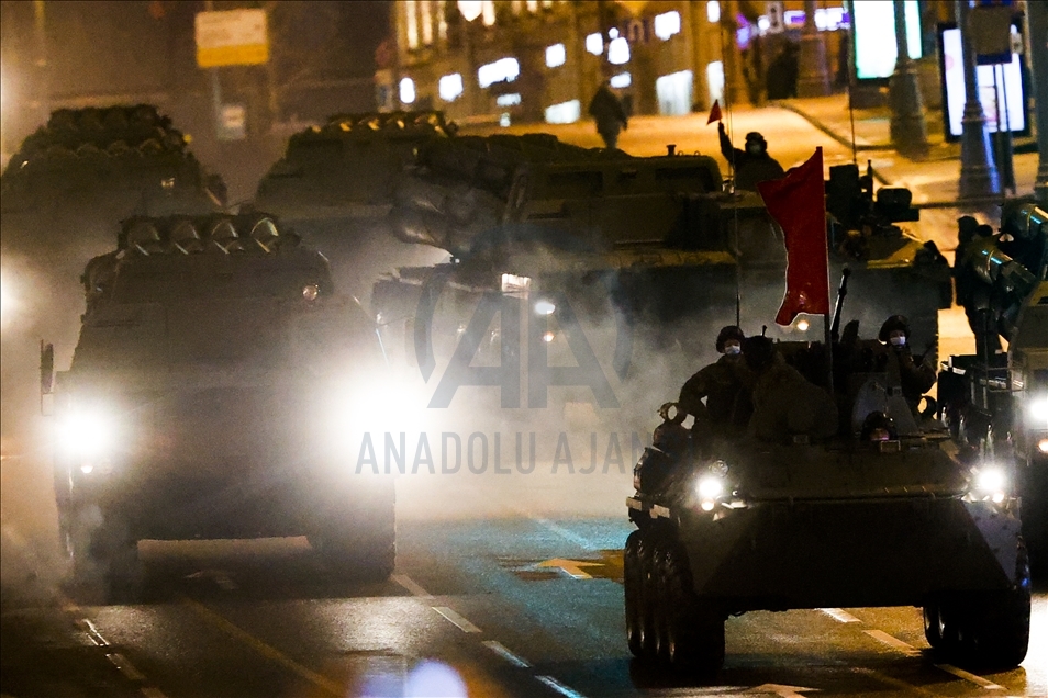 Moskova'da askeri geçit töreninin gece provası