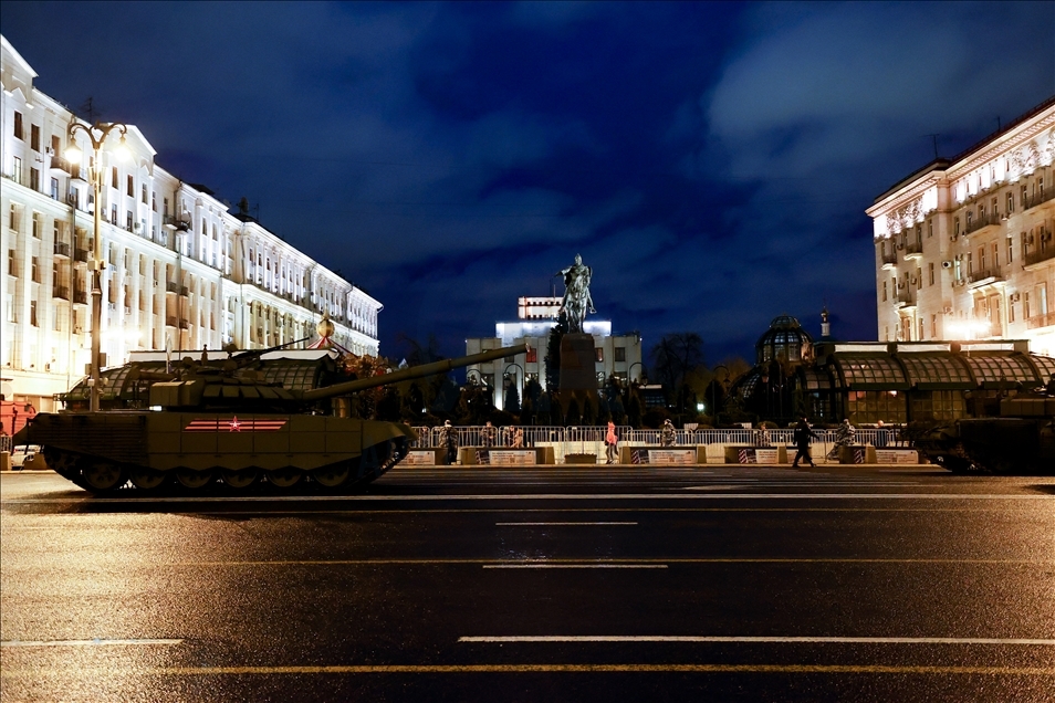 Moskova'da askeri geçit töreninin gece provası