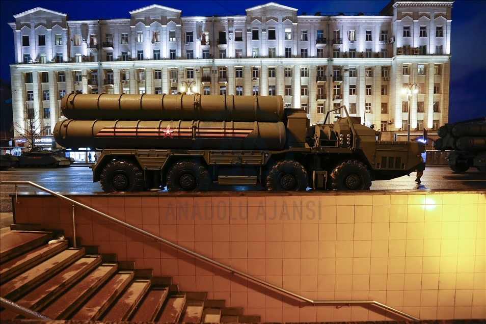 Moskova'da askeri geçit töreninin gece provası