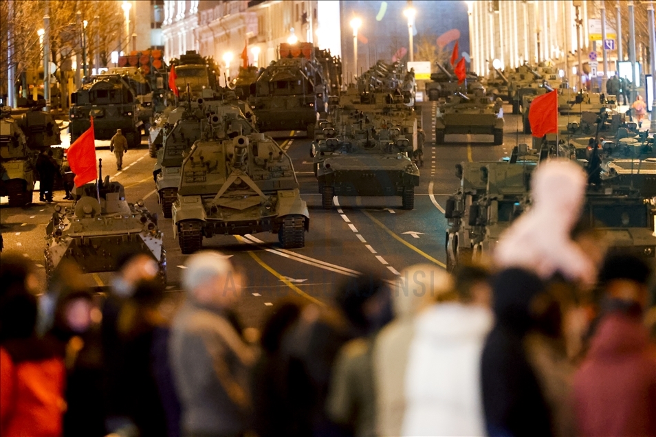 Moskova'da askeri geçit töreninin gece provası