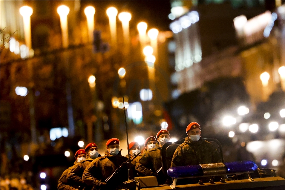 Moskova'da askeri geçit töreninin gece provası