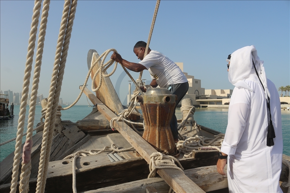 بسفينته التقليدية.. شاب قطري يبحر في تراث أجداده