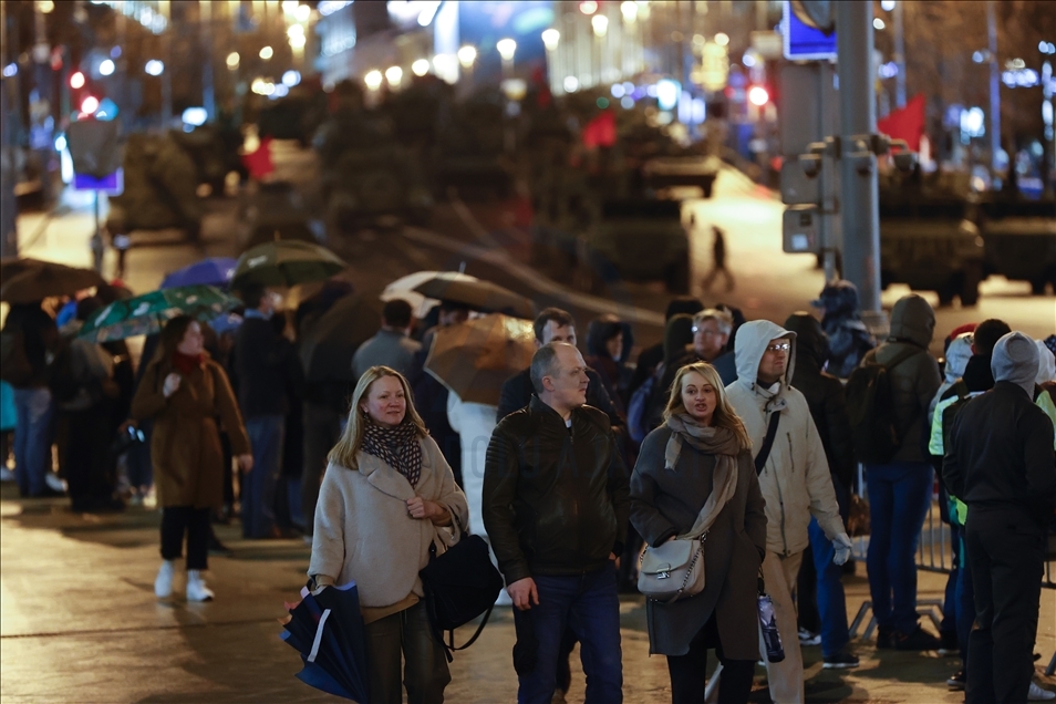 Moskova'da askeri geçit töreninin gece provası