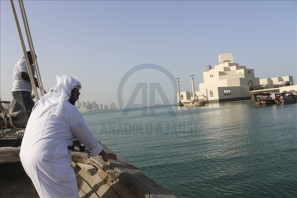 بسفينته التقليدية.. شاب قطري يبحر في تراث أجداده