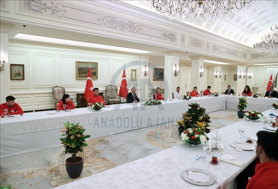 أردوغان يقيم مأدبة إفطار لرياضيين فازوا ببطولات عالمية