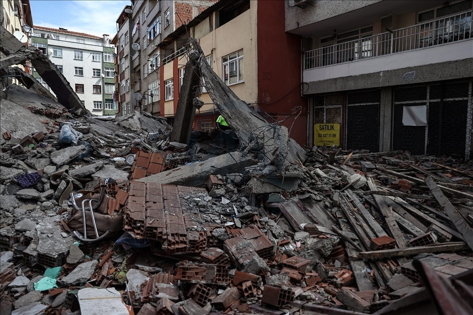 Zeytinburnu'nda 5 katlı boş bina çöktü