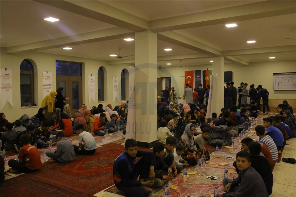 "تيكا" التركية تقيم مأدبة إفطار لـ 255 يتيما بأفغانستان