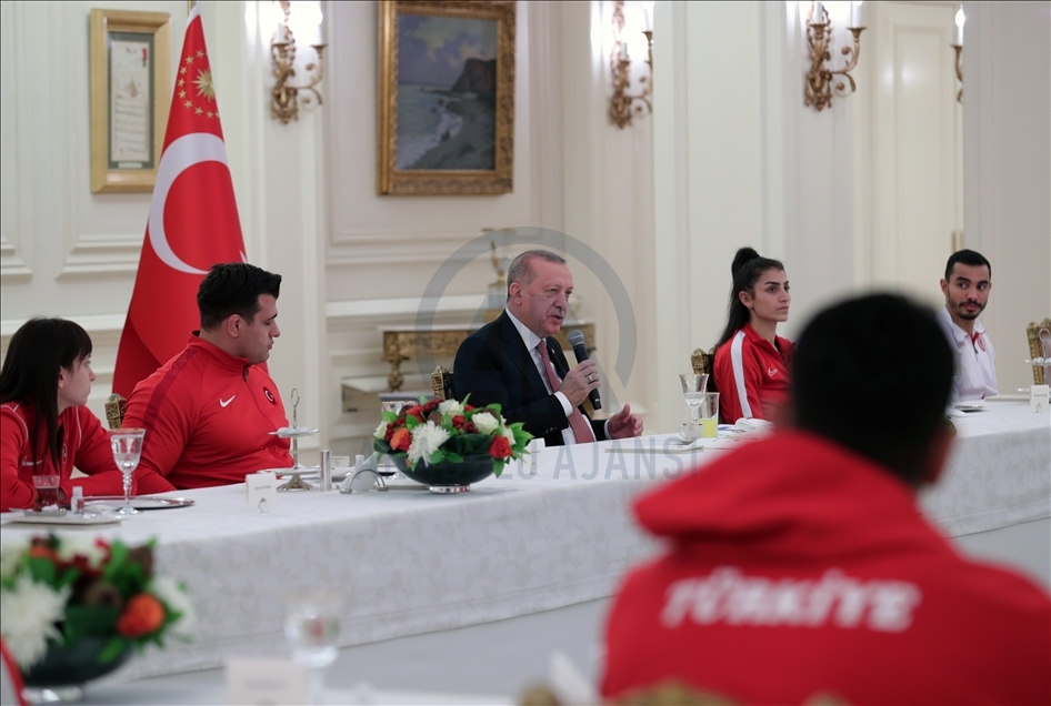 Cumhurbaşkanı Erdoğan, bu yıl Avrupa ve Dünya şampiyonalarında madalya kazanan milli sporcularla iftar yaptı