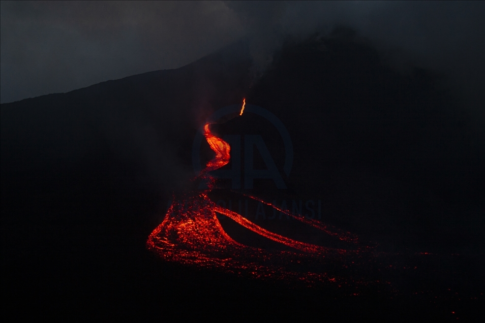Pacaya volcano's reactivation presents new rivers of lava sprouts in Guatemala
