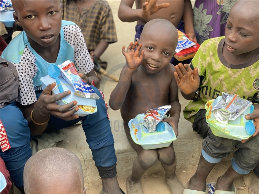 خیرین ترک میان نیازمندان نیجریه بسته‌های مواد غذایی توزیع کرد 