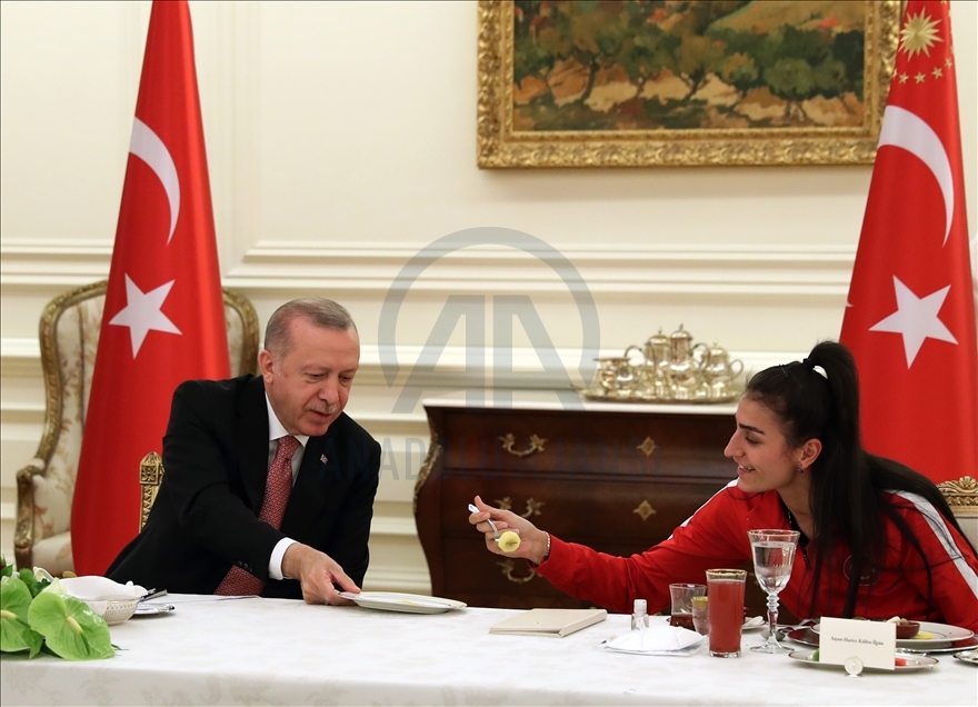 اردوغان با ورزشکاران در آنکارا افطار کرد