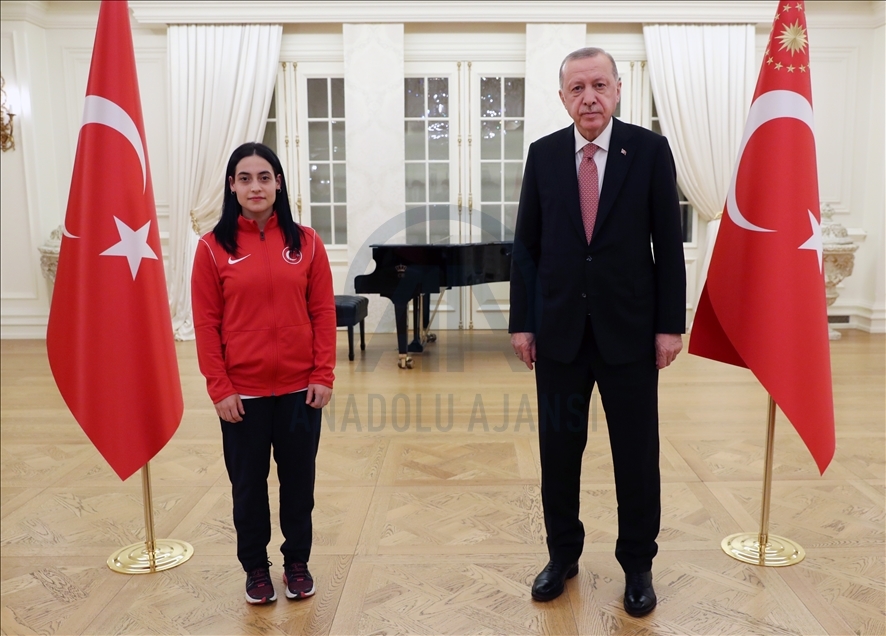 Cumhurbaşkanı Erdoğan, bu yıl Avrupa ve Dünya şampiyonalarında madalya kazanan milli sporcularla iftar yaptı