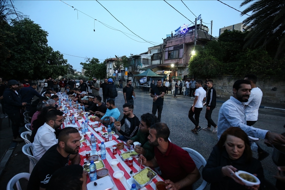 القدس.. مستوطنون يعتدون على موائد إفطار في "الشيخ جراح"